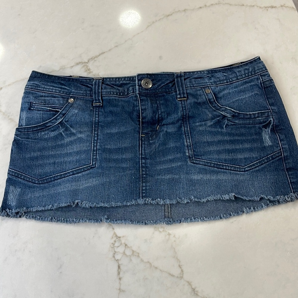 Lei distressed denim miniskirt with stretch and fringe at hem